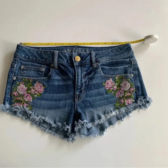 American Eagle Floral Embroidered Frayed Medium Wash Denim Jean Shorts Size 6 - Picture 5 of 9